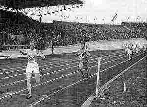 Amsterdamin olympiakisojen 1500 metrin olympiavoittaja Harri Larva, aika 3.53,2